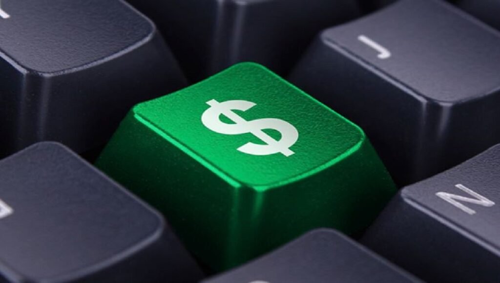 Tecla verde com símbolo de cifrão em destaque no teclado, representando o retorno financeiro de decisões de marketing bem direcionadas